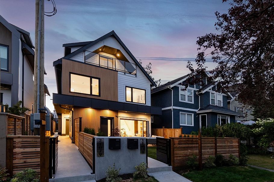 #2 1079 E 14th Avenue Vancouver, BC - 1