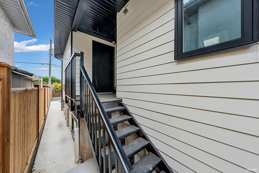 2917 Charles Street Vancouver, BC - 36