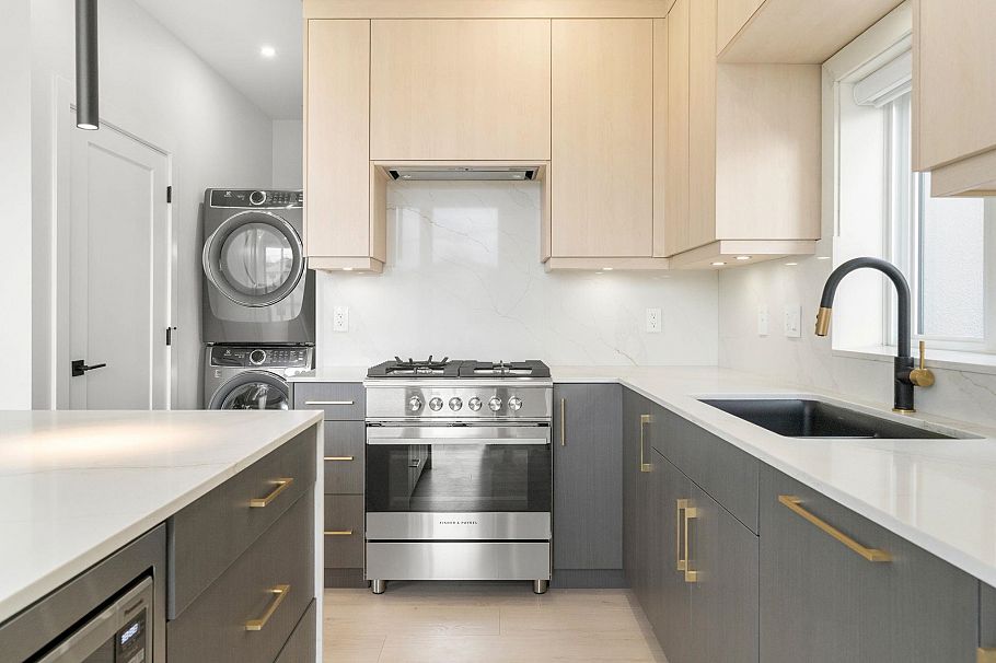 2 3274 E 44th Avenue Vancouver, BC - 18