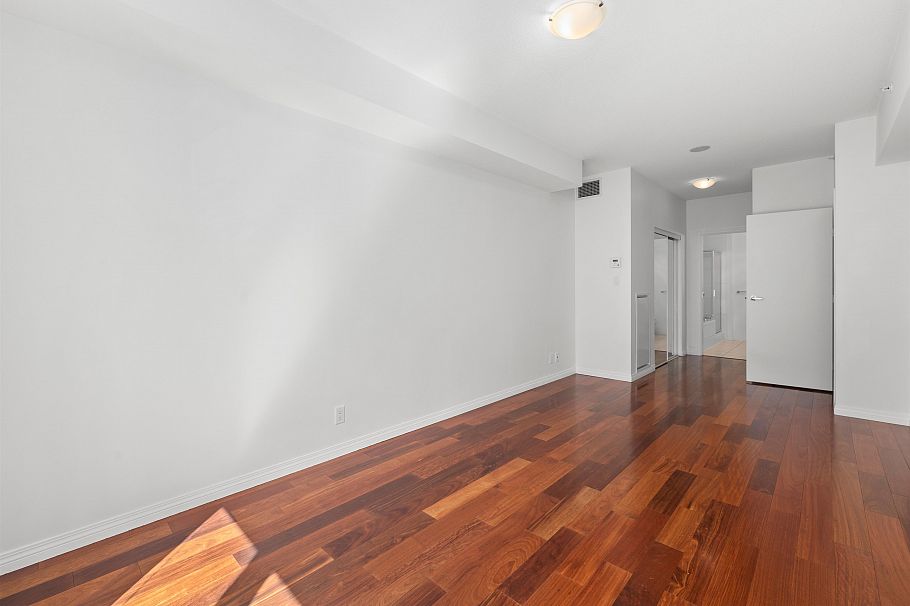 307 100 E Esplanade Avenue North Vancouver, BC - 5