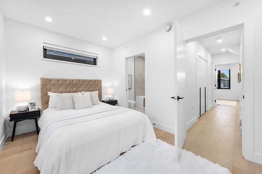 2 4889 Moss Street Vancouver, BC - 32