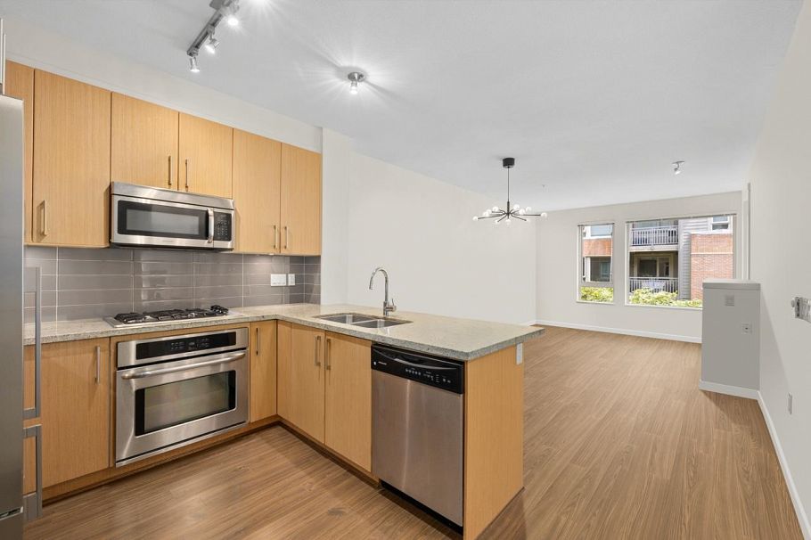 304 139 W 22nd Street North Vancouver, BC - 12