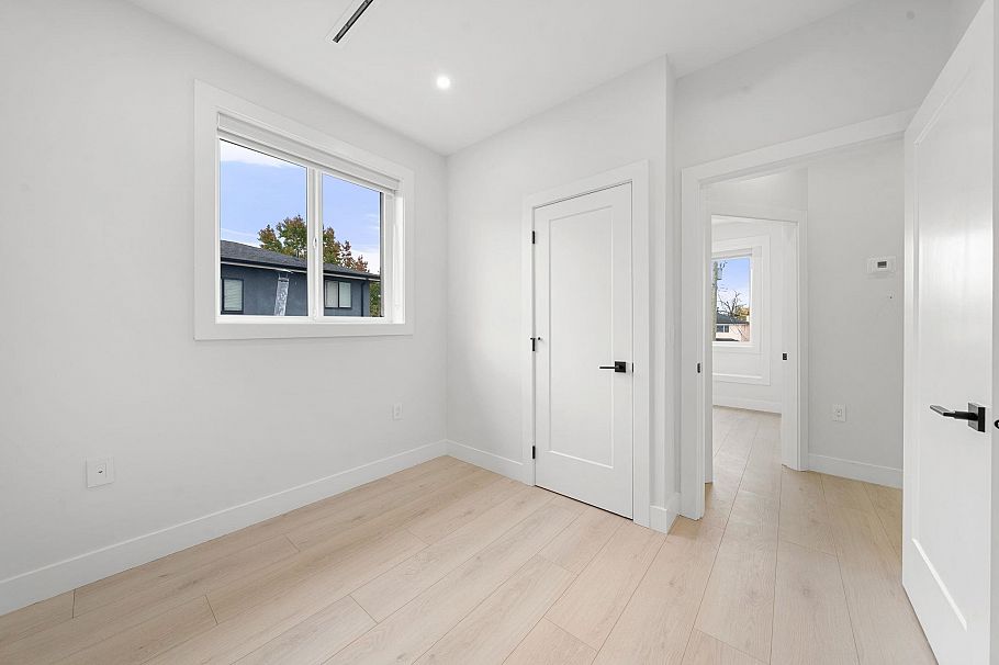 2 3274 E 44th Avenue Vancouver, BC - 36