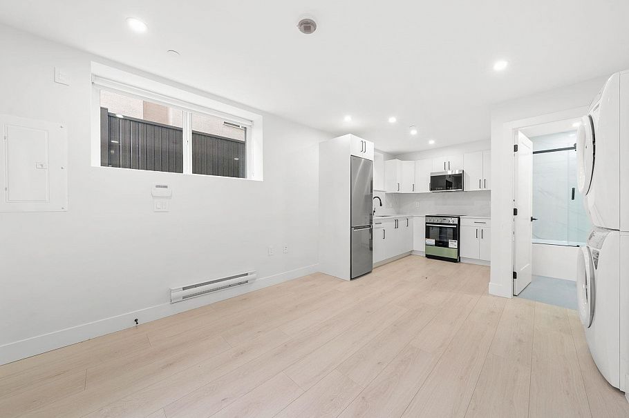 1 3274 E 44th Avenue Vancouver, BC - 19