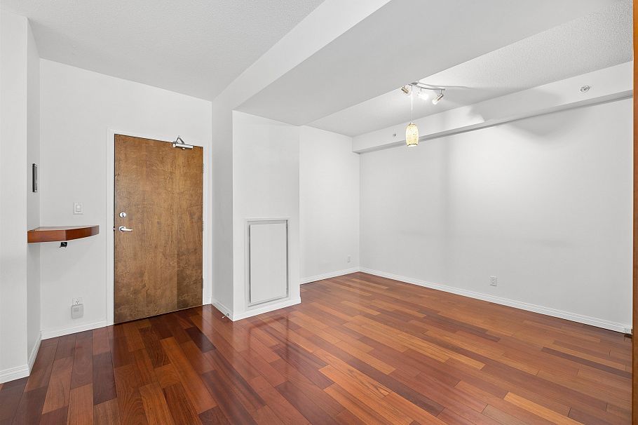 307 100 E Esplanade Avenue North Vancouver, BC - 21