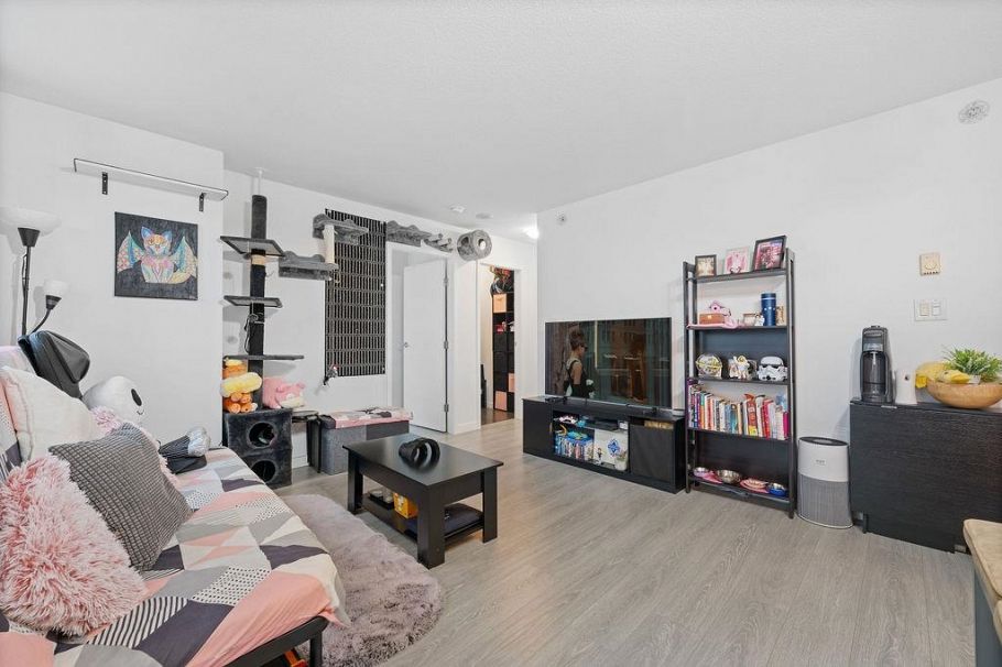 2205 111 W Georgia Street Vancouver, BC - 1