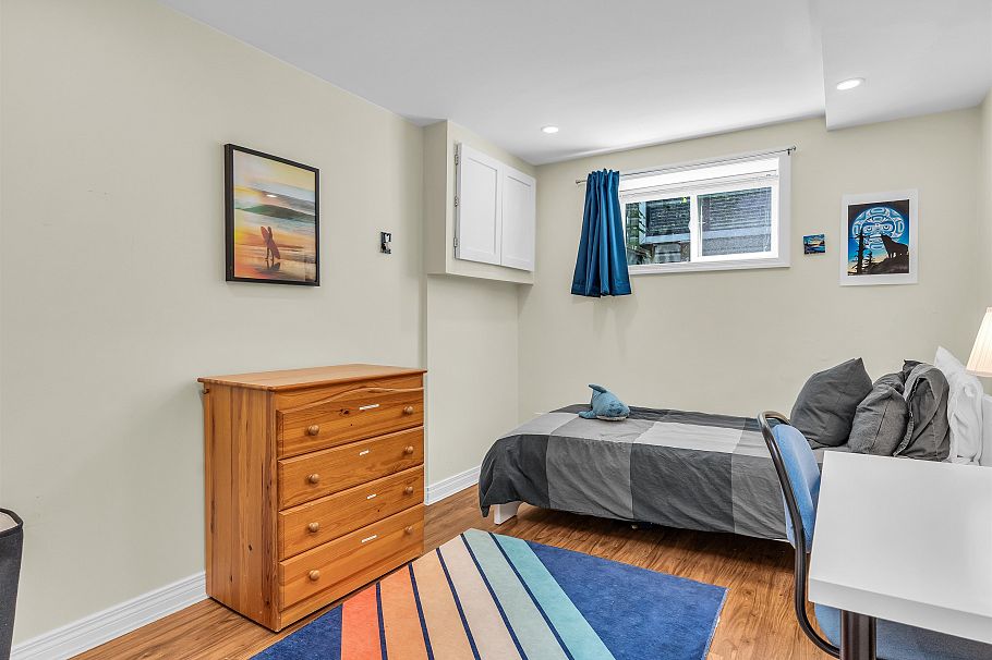 2433 Philip Avenue North Vancouver, BC - 24