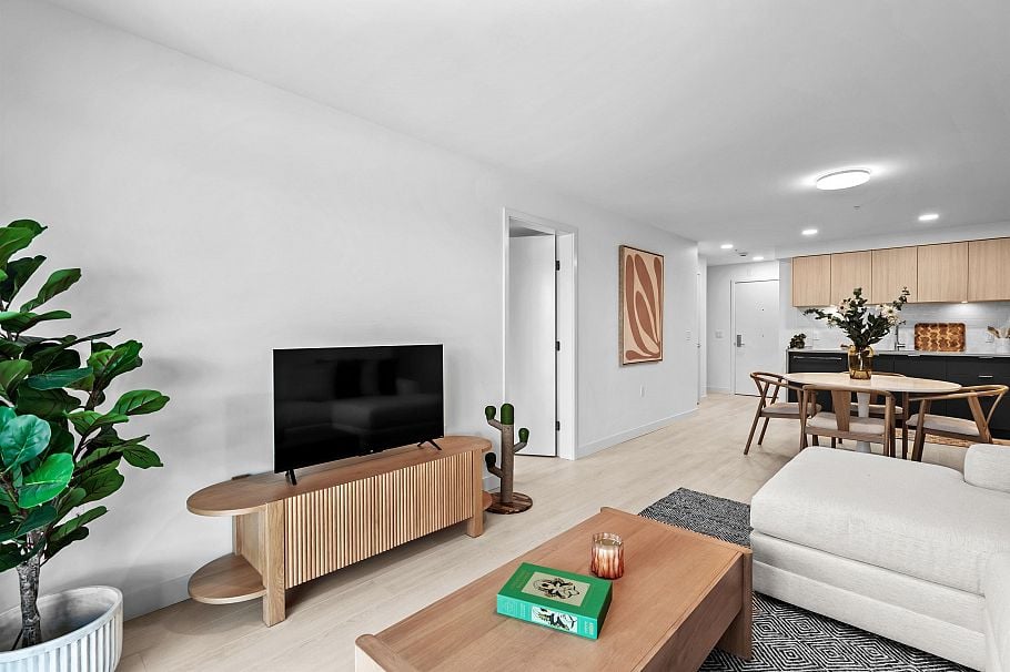 310 2419 Grant Street Vancouver, BC - 4