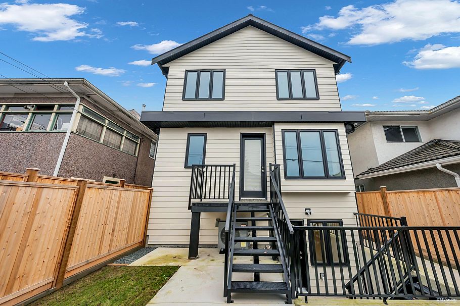 2917 Charles Street Vancouver, BC - 31