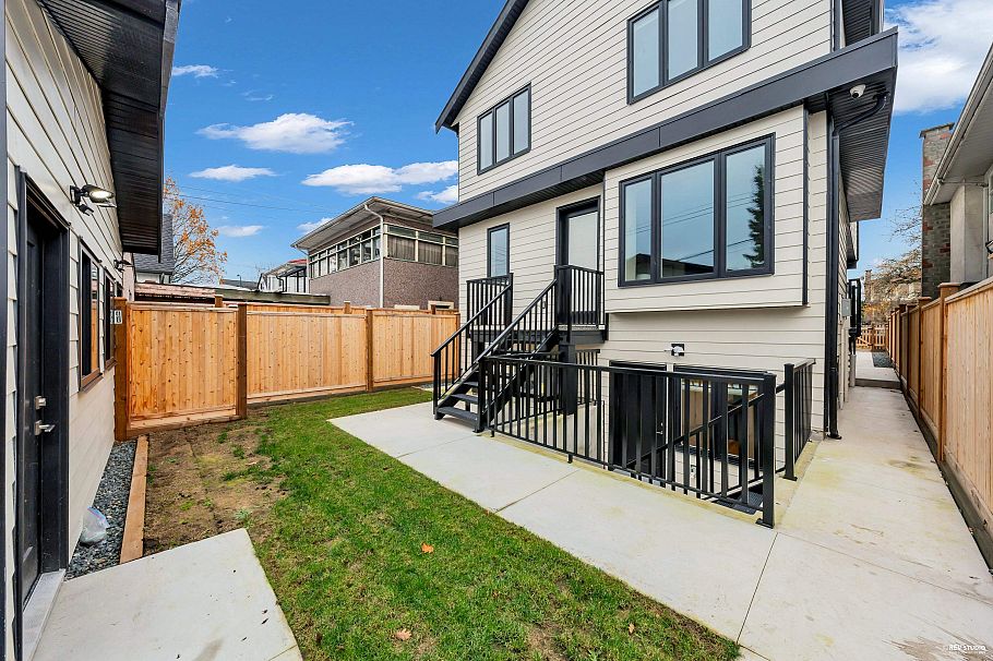 2917 Charles Street Vancouver, BC - 24