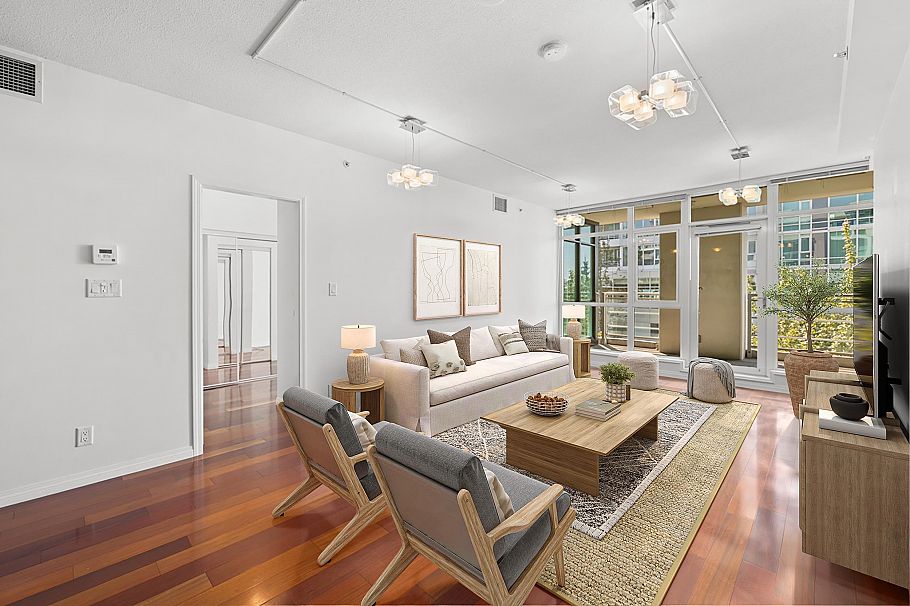 307 100 E Esplanade Avenue North Vancouver, BC - 1