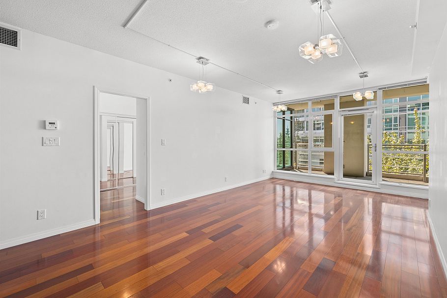 307 100 E Esplanade Avenue North Vancouver, BC - 26