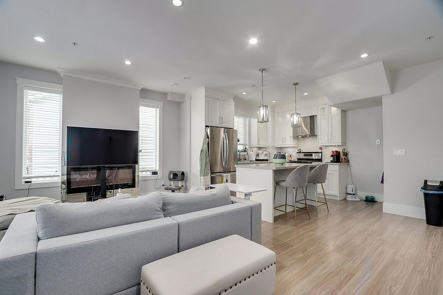 2496 Brock Street Vancouver, BC - 2