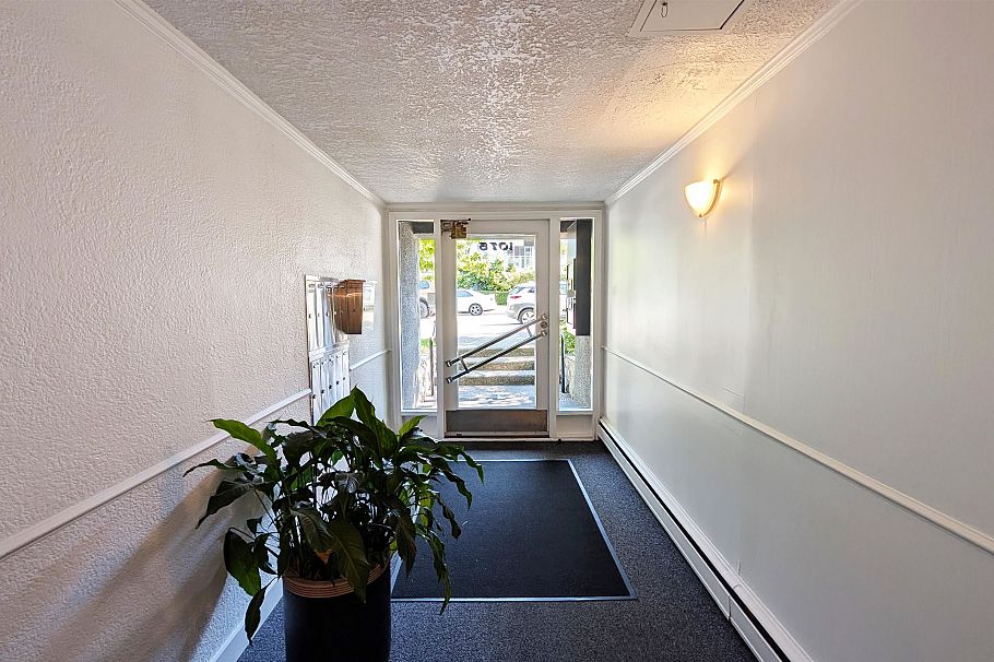 101 1075 W 13th Avenue Vancouver, BC - 5