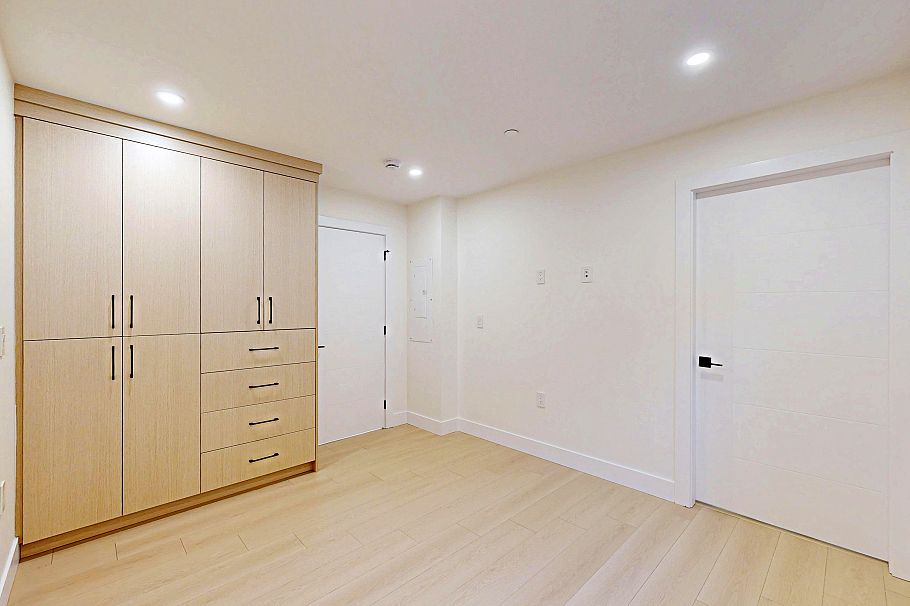 2 3425 Archimedes Street Vancouver, BC - 27