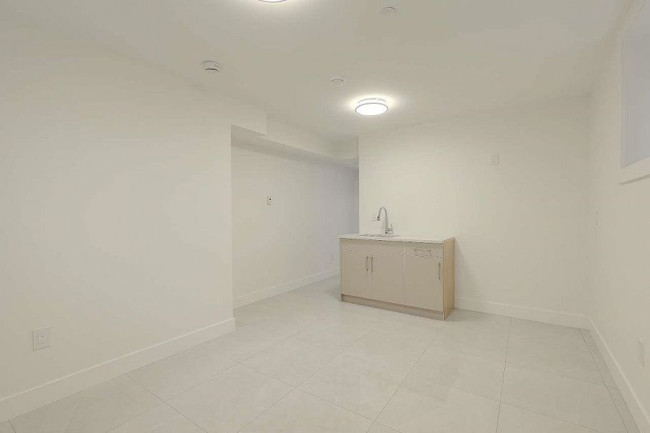 3073 E 3rd Avenue Vancouver, BC - 31