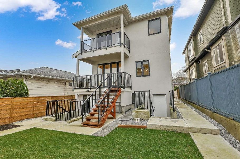 3073 E 3rd Avenue Vancouver, BC - 38