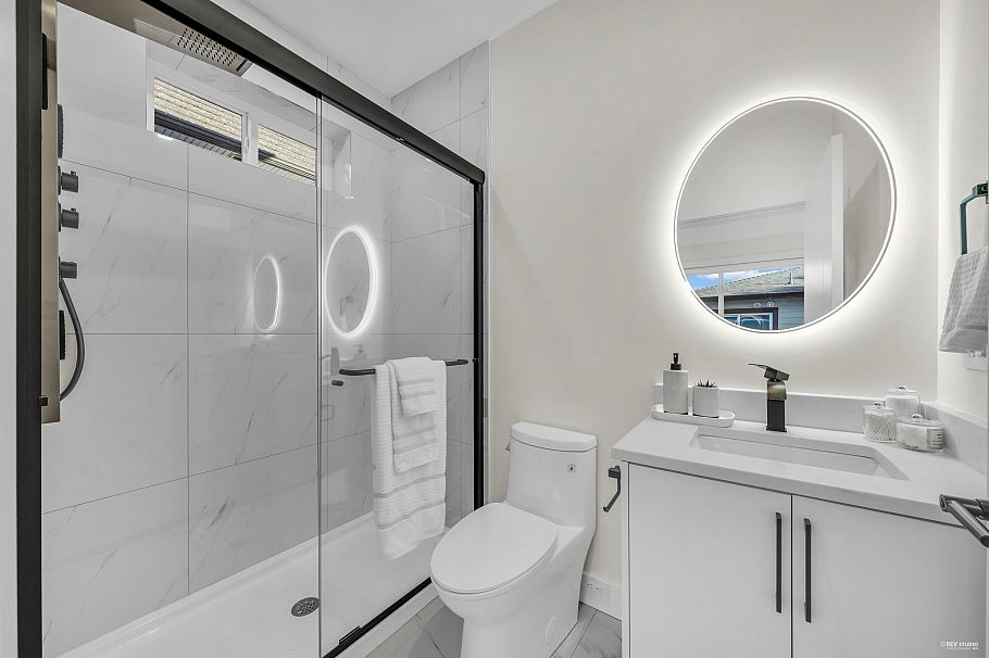 2 2705 East 3rd Avenue Vancouver, BC - 18