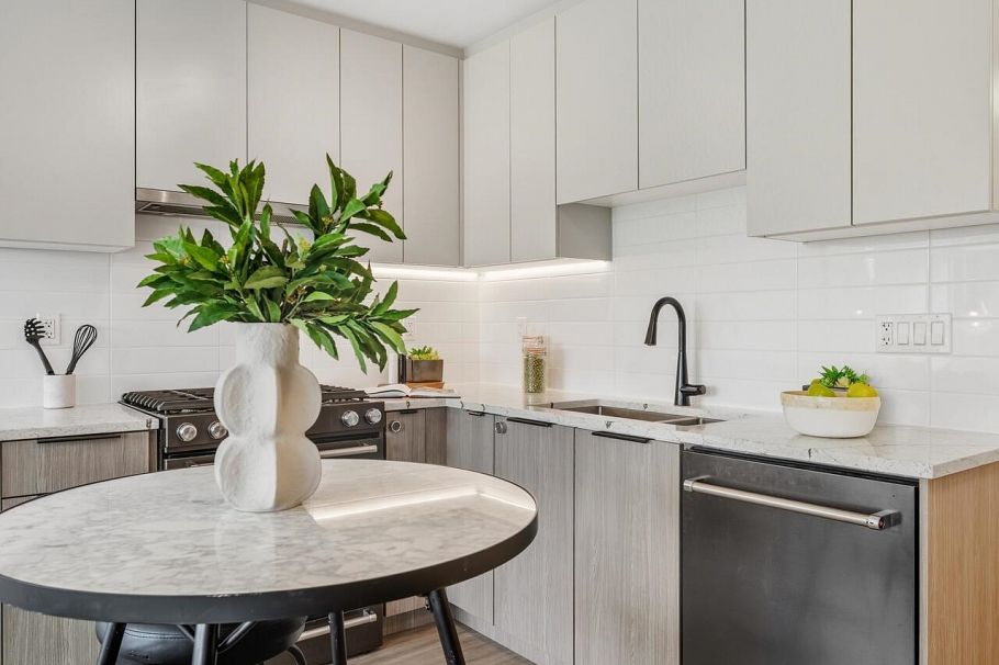 208 2408 Grant Street Vancouver, BC - 5