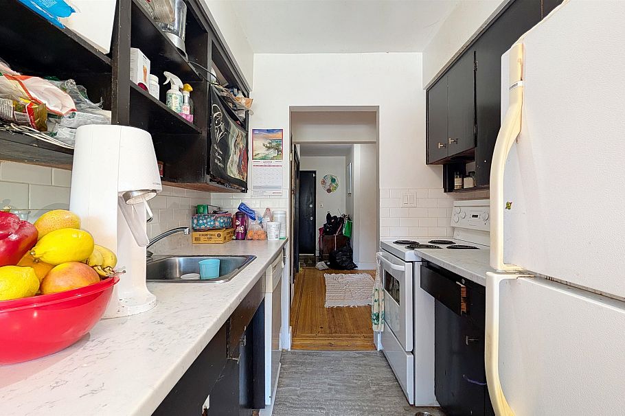 101 1075 W 13th Avenue Vancouver, BC - 9