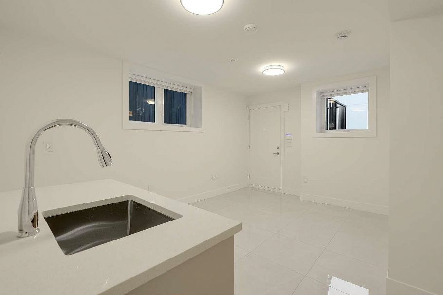 3073 E 3rd Avenue Vancouver, BC - 18