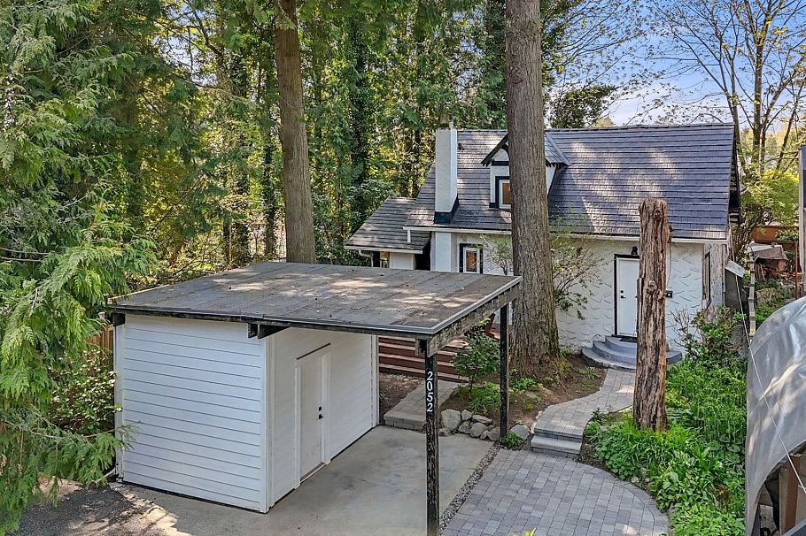 2052 Capilano Road North Vancouver, BC - 36