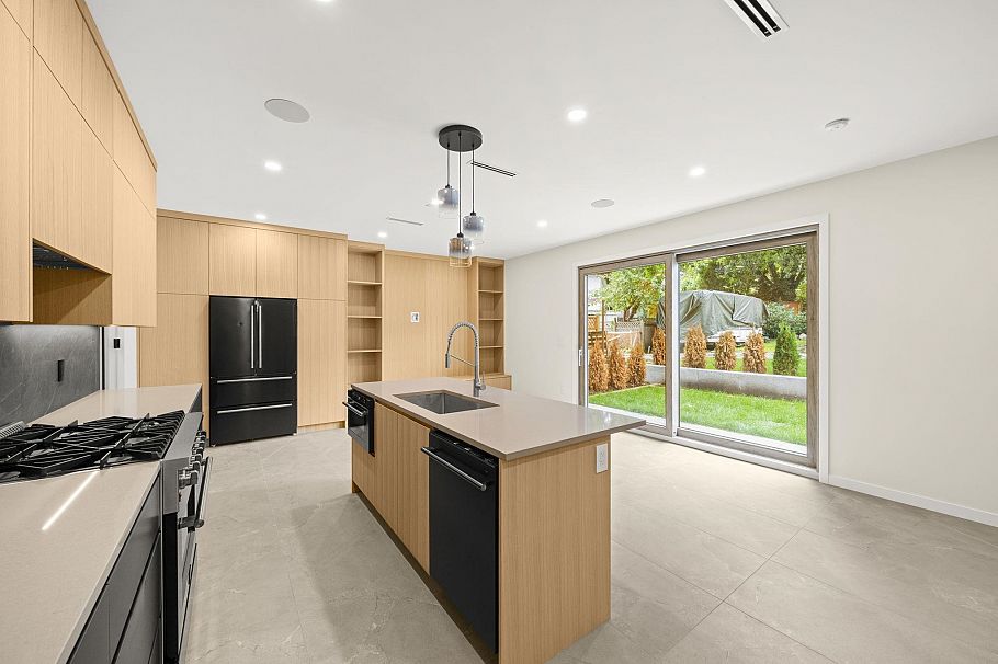 1 2091 E 20th Avenue Vancouver, BC - 2