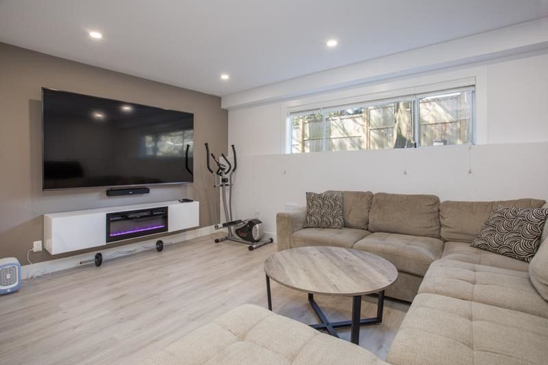 344 W 23rd Street North Vancouver, BC - 21