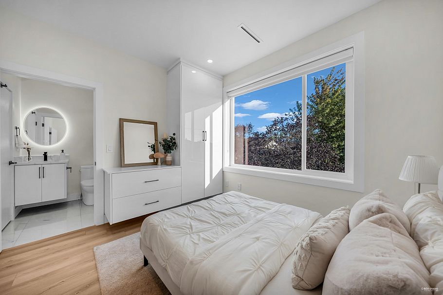 2 2705 East 3rd Avenue Vancouver, BC - 17