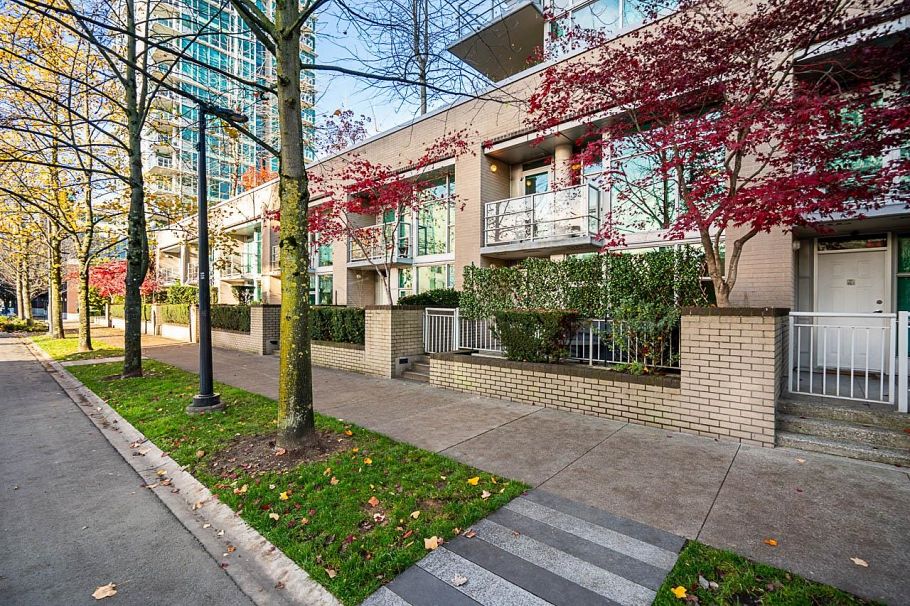TH6 168 E Esplanade Avenue North Vancouver, BC - 1