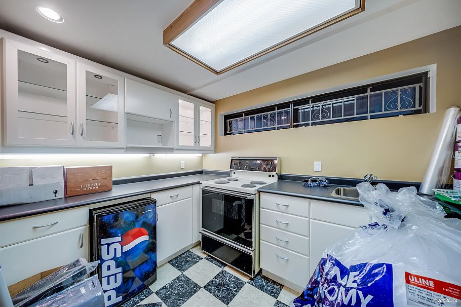 3758 W 35th Avenue Vancouver, BC - 32