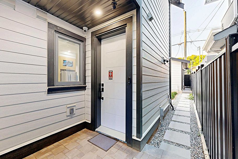 2 3425 Archimedes Street Vancouver, BC - 39