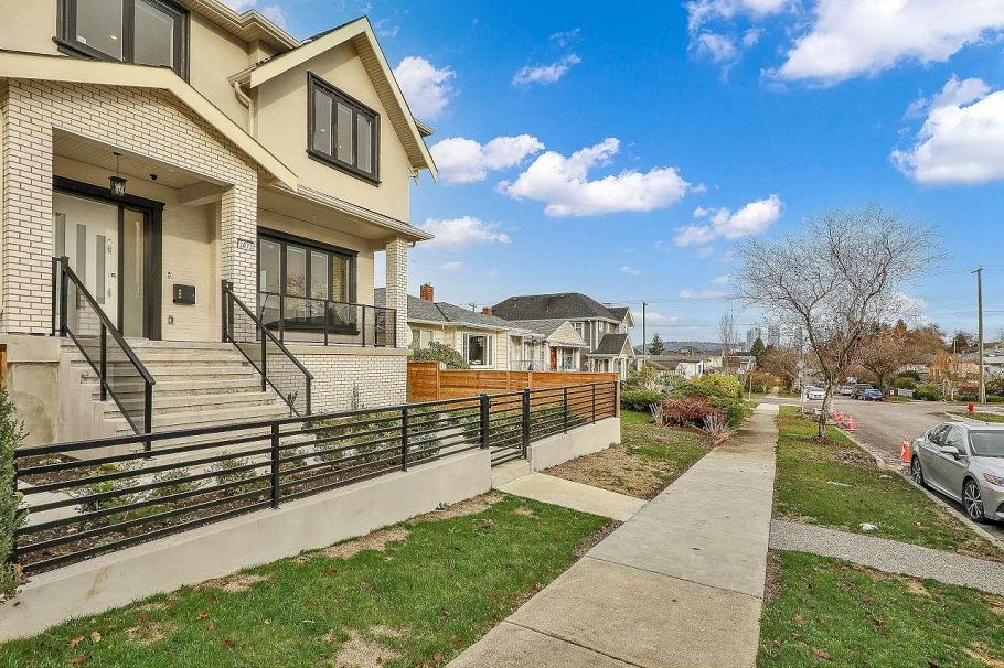 3073 E 3rd Avenue Vancouver, BC - 4