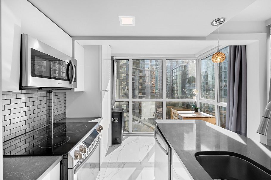 702 1188 Howe Street Vancouver, BC - 10