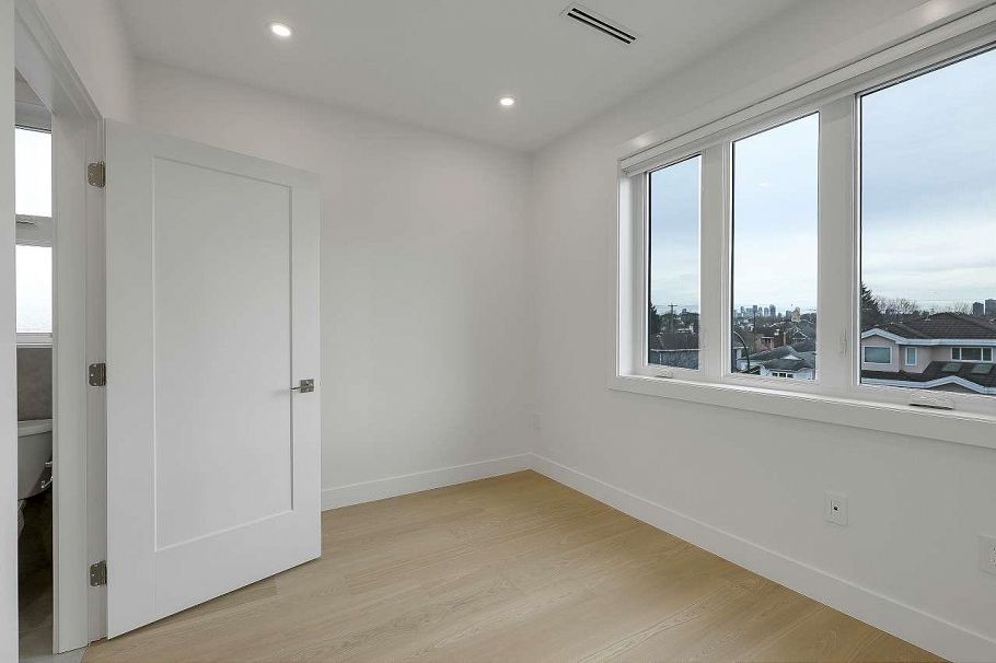 3073 E 3rd Avenue Vancouver, BC - 25