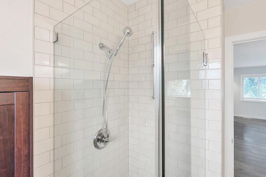 2052 E 41st Avenue Vancouver, BC - 21