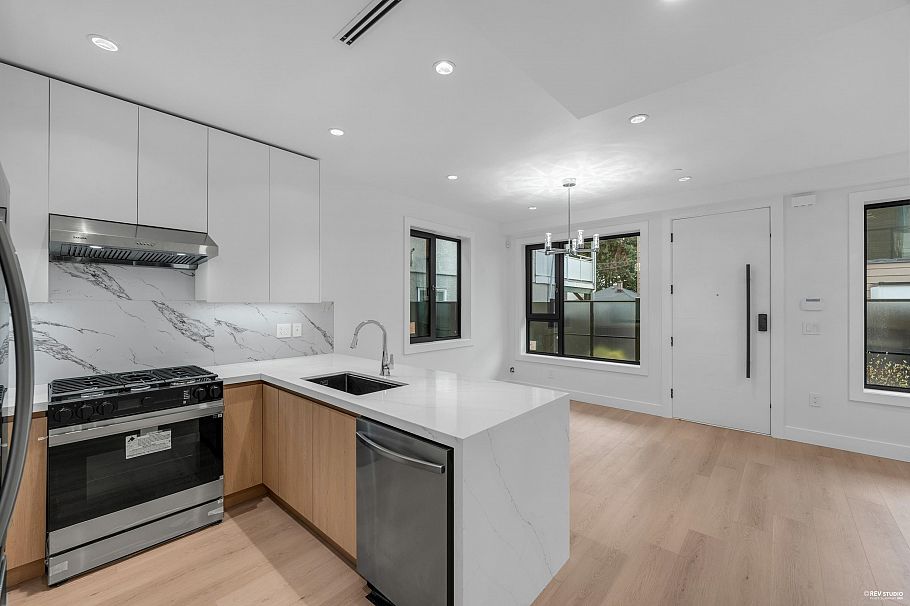 2 262 E 65th Avenue Vancouver, BC - 5