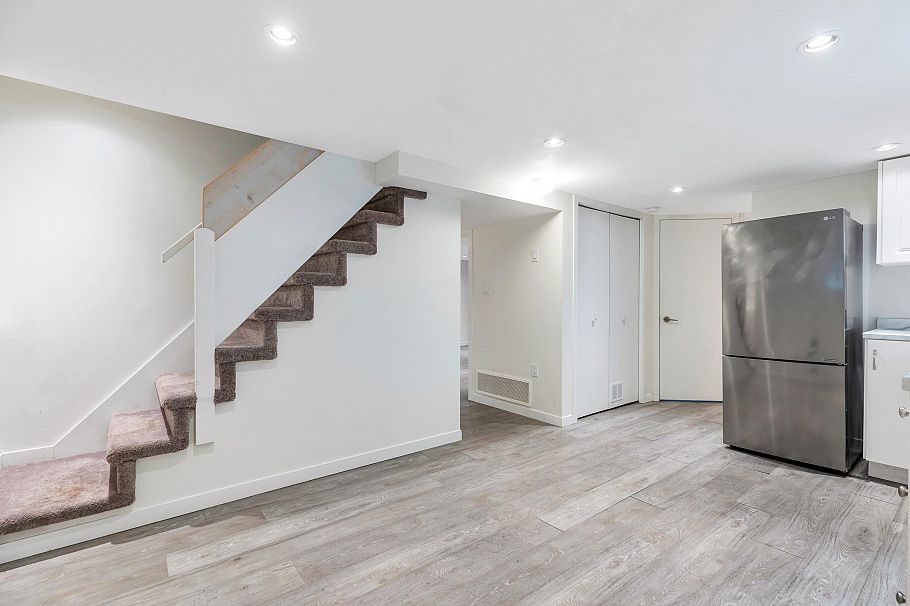 2052 E 41st Avenue Vancouver, BC - 30