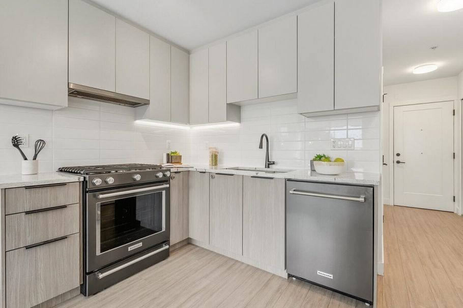 208 2408 Grant Street Vancouver, BC - 4