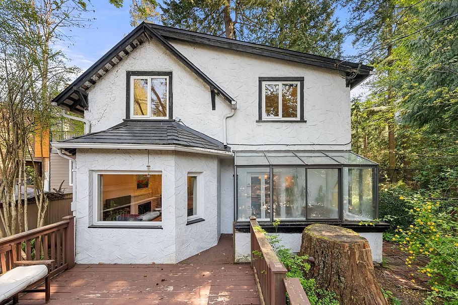 2052 Capilano Road North Vancouver, BC - 2