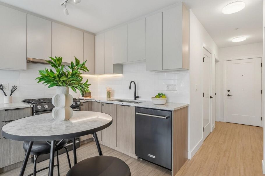 208 2408 Grant Street Vancouver, BC - 3
