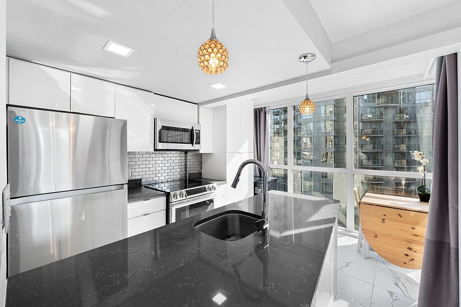 702 1188 Howe Street Vancouver, BC - 12