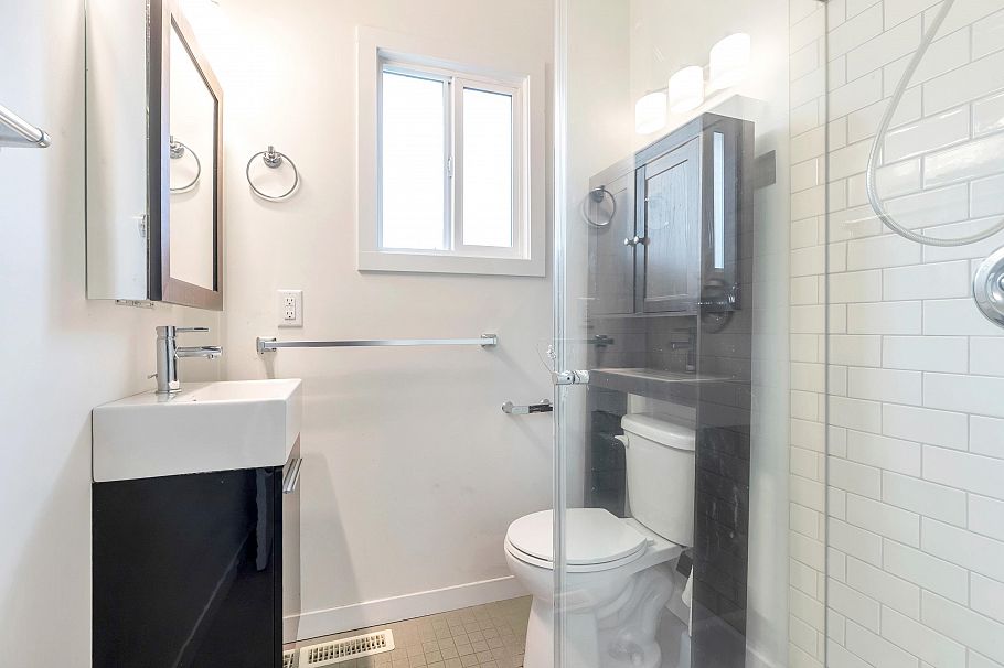 2052 E 41st Avenue Vancouver, BC - 20