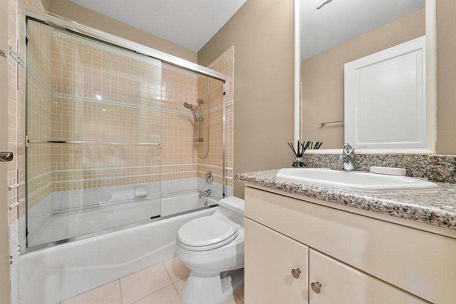 1426 W 48th Avenue Vancouver, BC - 24