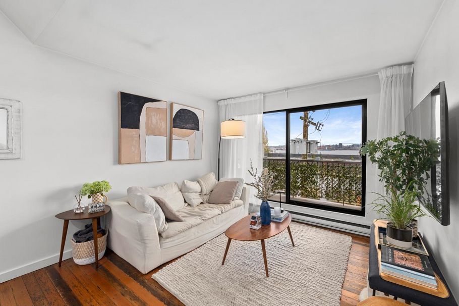 311 251 W 4th Street North Vancouver, BC - 2