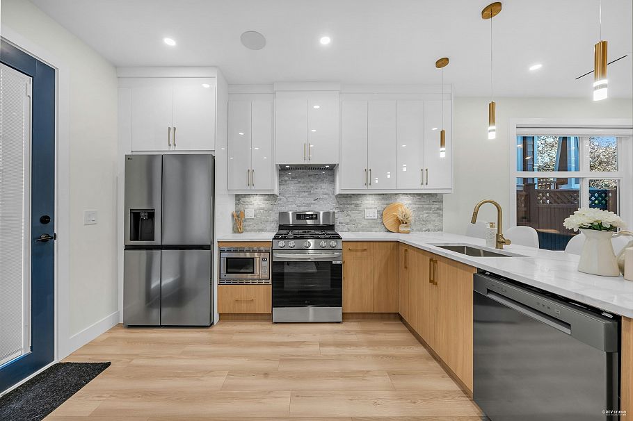 2 2705 East 3rd Avenue Vancouver, BC - 8