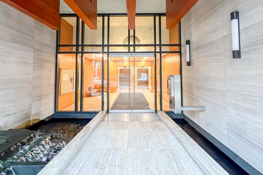 1801 2411 Heather Street Vancouver, BC - 3