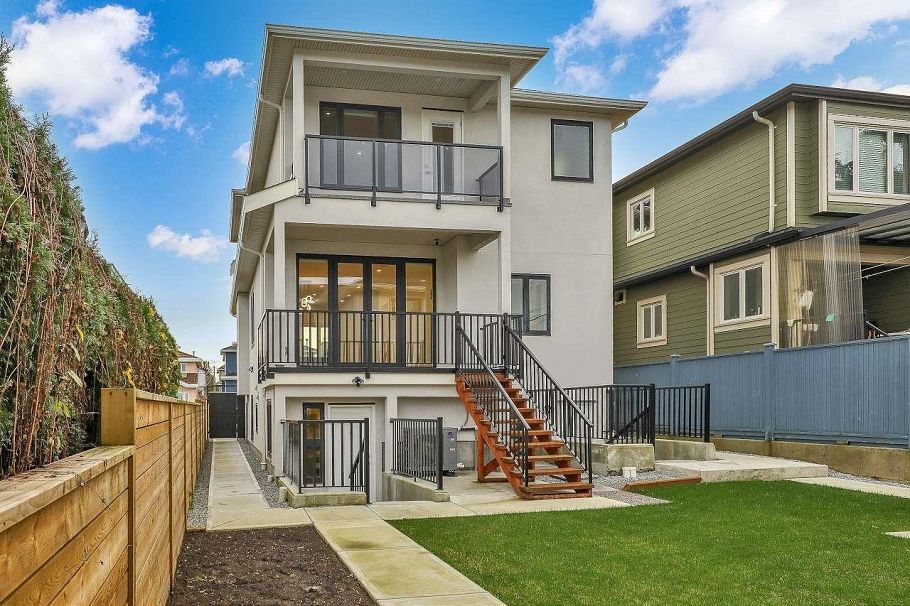 3073 E 3rd Avenue Vancouver, BC - 37