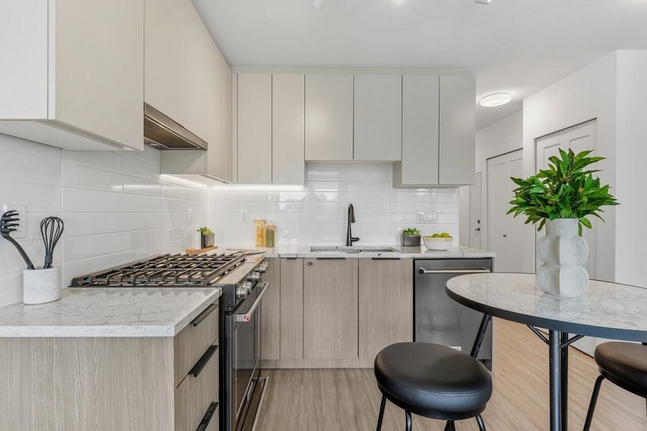 208 2408 Grant Street Vancouver, BC - 6