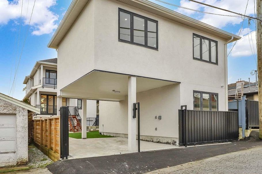 3073 E 3rd Avenue Vancouver, BC - 5